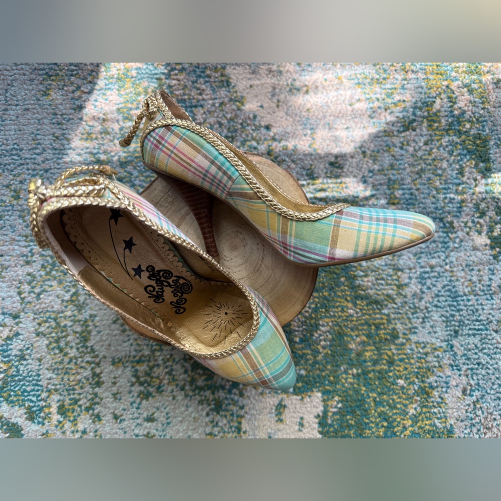 Vintage Y2K Naughty Monkey plaid gold leather bow heels, size 8